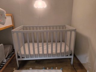 Cuna Sundvik (gris) IKEA + Colchón IKEA