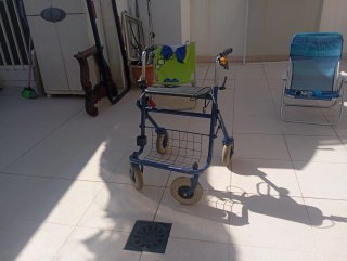 Andador azul con ruedas y cesta
