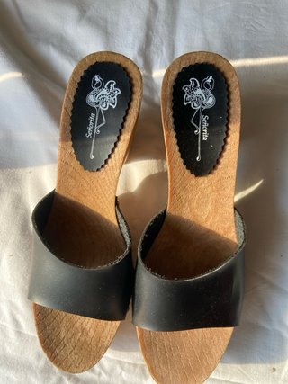 Sandalias de tacón de madera negras