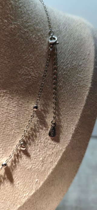 Collar de plata con colgantes