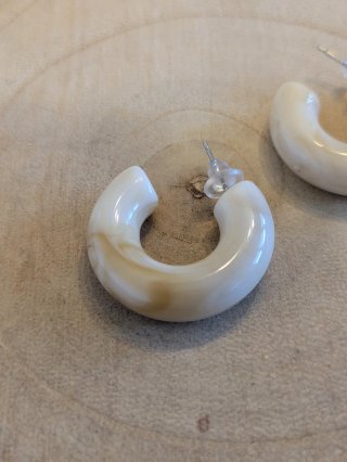 Pendientes de resina beige y blanco