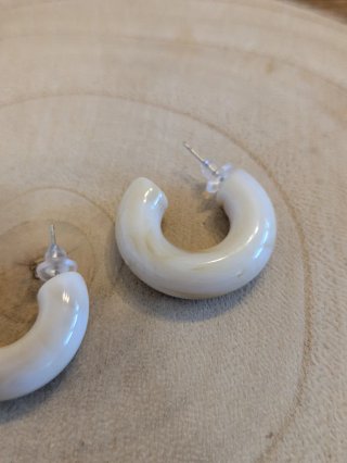 Pendientes de resina beige y blanco