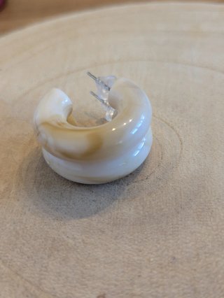 Pendientes de resina beige y blanco