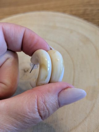 Pendientes de resina beige y blanco