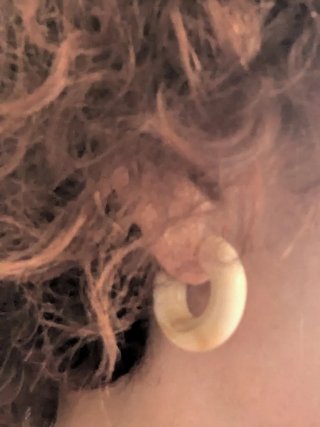 Pendientes de resina beige y blanco