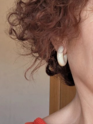 Pendientes de resina beige y blanco