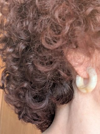 Pendientes de resina beige y blanco