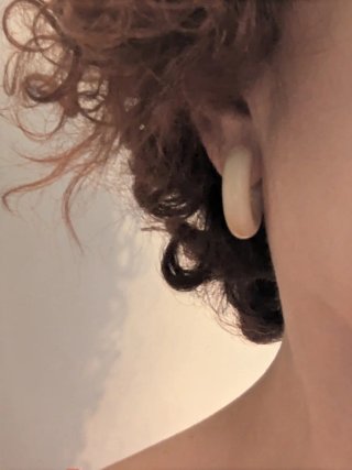 Pendientes de resina beige y blanco