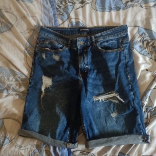 Se venden 2 bermudas chico vaqueras desgastadas