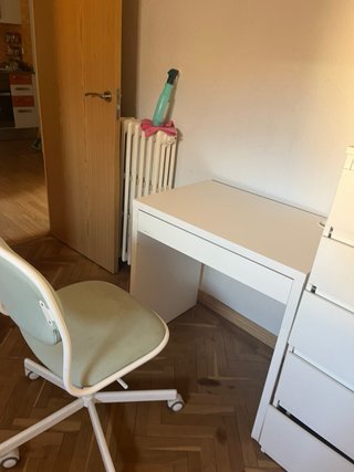 Scrivania e sedia da ufficio