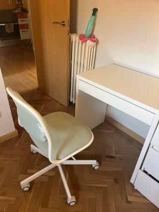 Scrivania e sedia da ufficio