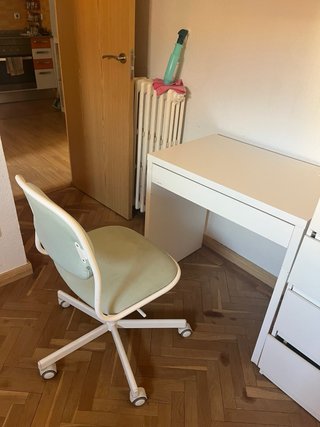 Scrivania e sedia da ufficio