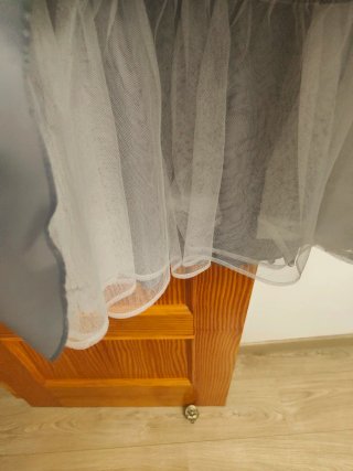 Vestido de fiesta gris con pedrería