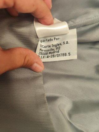 Vestido de fiesta gris con pedrería