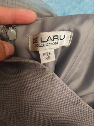 Vestido de fiesta gris con pedrería