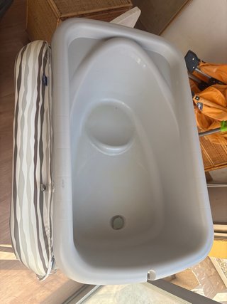Cambiador de bebé con bañera