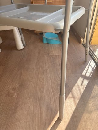Cambiador de bebé con bañera