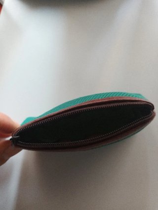 Monedero verde con cremallera y borde marrón