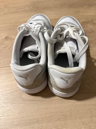 Zapatillas Puma grises y blancas