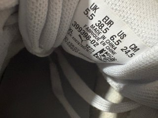 Zapatillas Puma grises y blancas