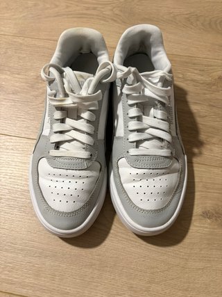 Zapatillas Puma grises y blancas