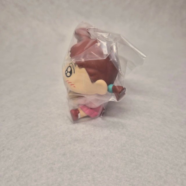 Figurita Shinchan Nene-Chan con conejito