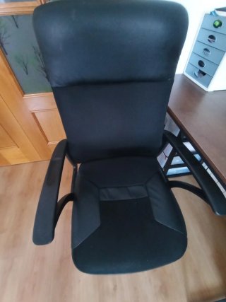 Mesa escritorio y sillón oficina cuero