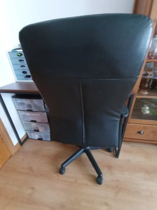 Mesa escritorio y sillón oficina cuero