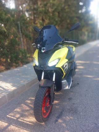 Aprilia SR GT 125 Scooter Negra y Amarilla