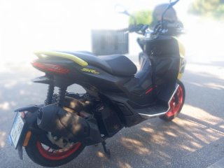 Aprilia SR GT 125 Scooter Negra y Amarilla