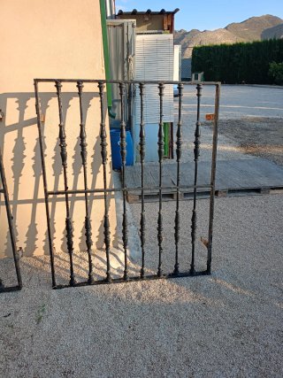 Pareja de rejas de hierro