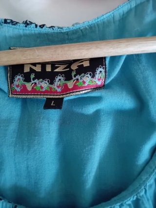 Vestido azul con estampado de letras