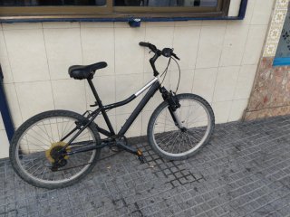 Bicicleta negra con suspensión delantera