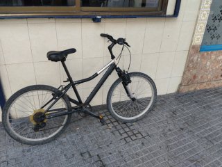 Bicicleta negra con suspensión delantera