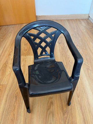 SE REGALA Silla infantil de plástico negra