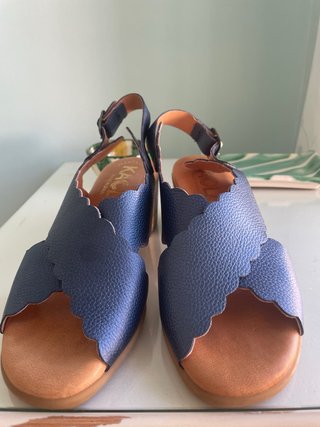 Sandalias de piel azul y marrón