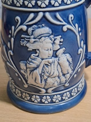 Taza de porcelana vintage decorada