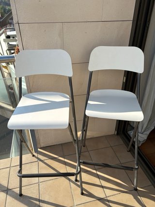 Mesa y 2 Taburetes Altos Plegables