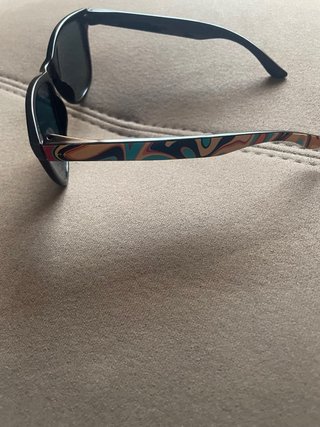 Gafas de sol negras y rojas
