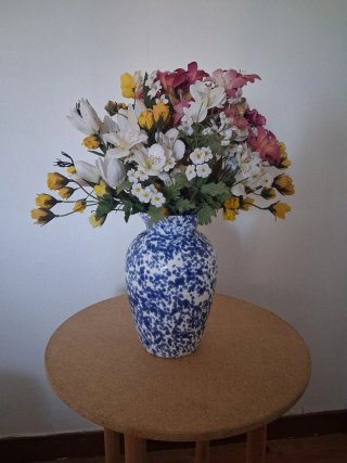 Jarrón de cerámica con flores artificiales