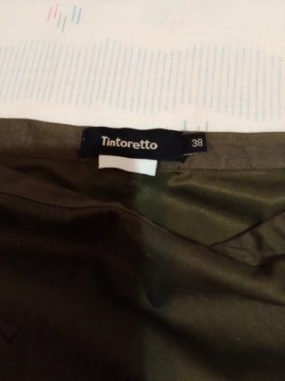 Falda verde militar con estampado