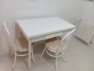 Mesa de cocina con 2 sillas