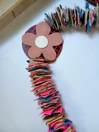 Decorazione floreale in pelle e carta