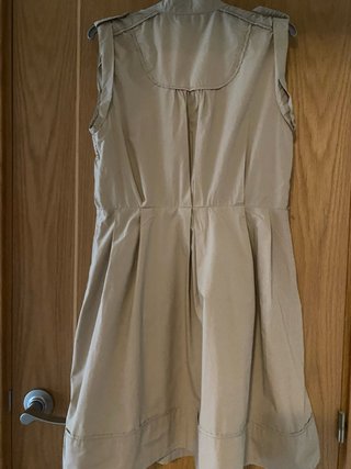Vestido beige sin mangas
