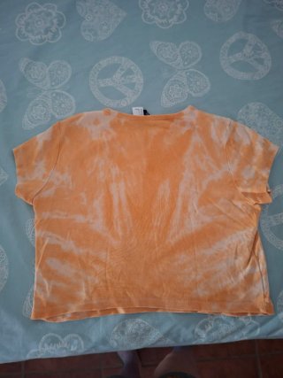 Top naranja manga corta estilo tie-dye corazón