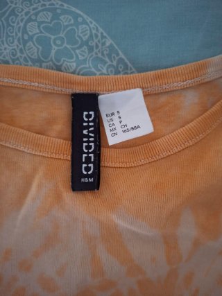 Top naranja manga corta estilo tie-dye corazón