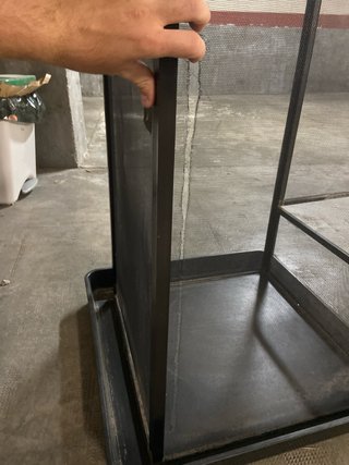 Terrario para camaleones fisurado