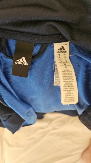 Chaqueta deportiva Adidas azul y negra