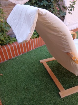 Butaca blanca de tela y madera