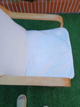 Butaca blanca de tela y madera